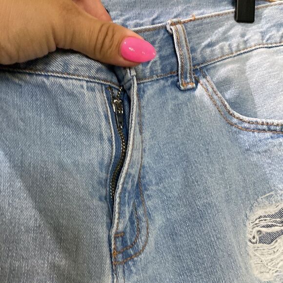 Forever 21 Distressed Light Denim Women's Shorts - Picture 4 of 14